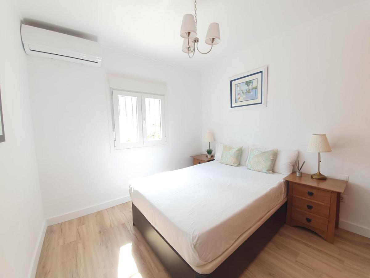 Stunning 5 Bedroom Villa, Sea Views, Private Pool, Estepona, Sleeps Up To 12 *